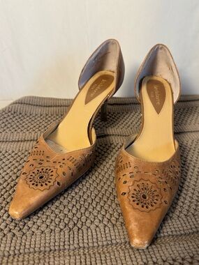 90s Vintage Tan Pointed Leather Cutout Liz Claiborne Kitten Heels
